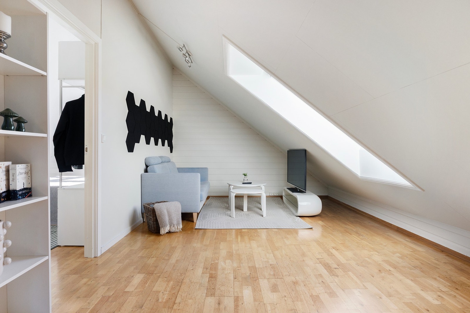 Stuen har takvinduer som sørger for godt med dagslys. Galleribilde