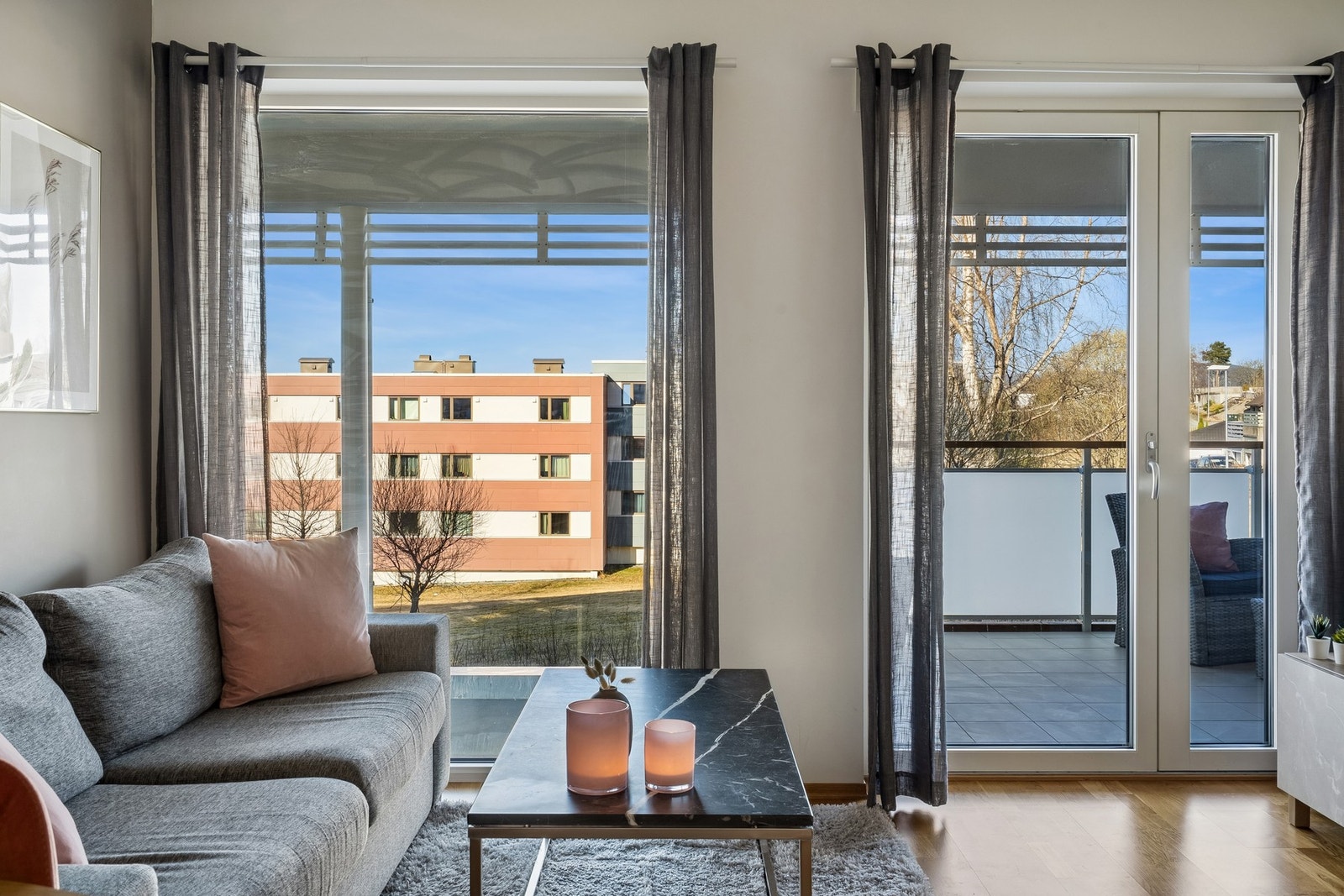 Fra stuen har du direkte utgang til balkongen. Galleribilde
