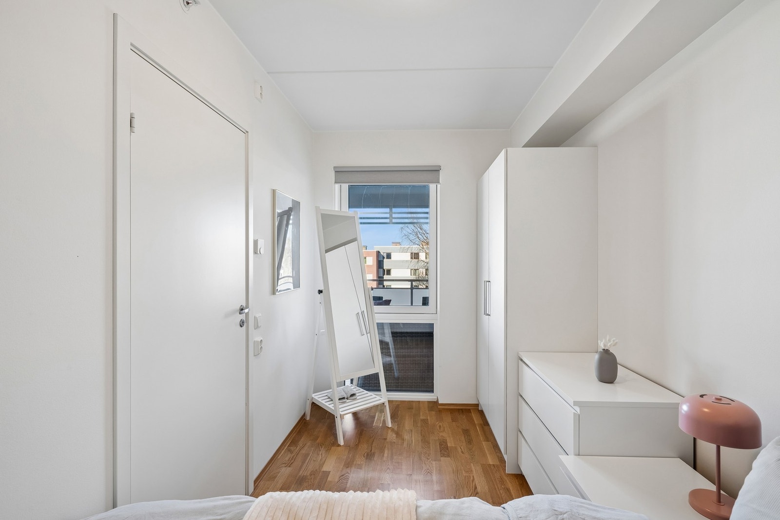 Her har du god plass til seng, garderobe og annet ønsket møblement Galleribilde