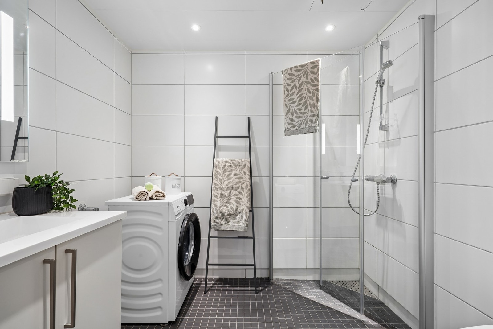 Badet er flislagt og har behagelig varme i gulvet. Galleribilde