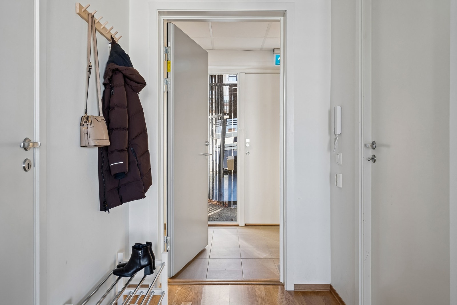 Praktisk gang med plass til å henge fra seg jakker og oppbevare skoene - Her er det også callinganlegg. Galleribilde