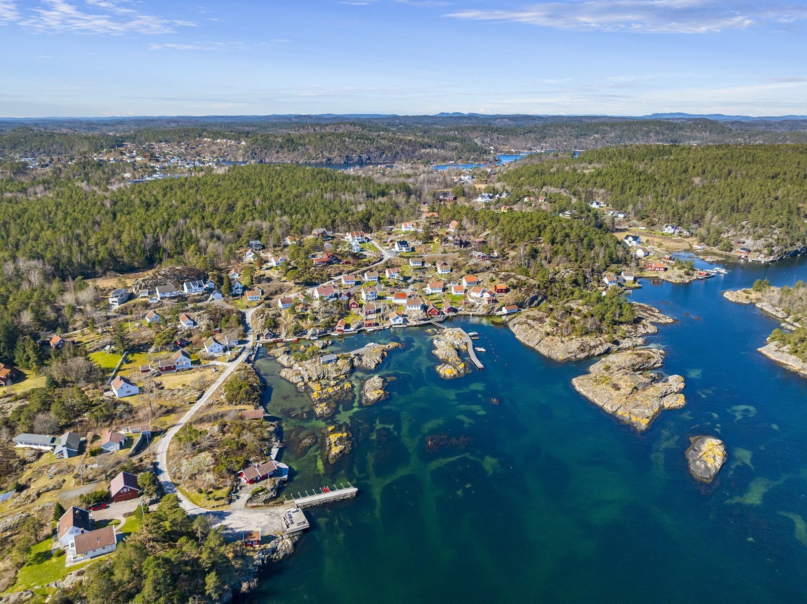 Kilsund byr på ekte sørlandsidyll med spredt bebyggelse, skog og nærhet til sjøen. Galleribilde