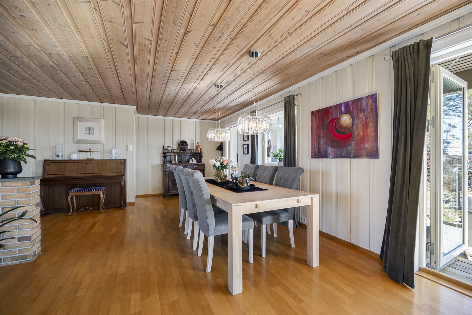 I tilknytning til stuen er det en egen spisestuedel med plass til langbord. Herfra er det direkte utgang til den store terrassen og hage. Galleribilde