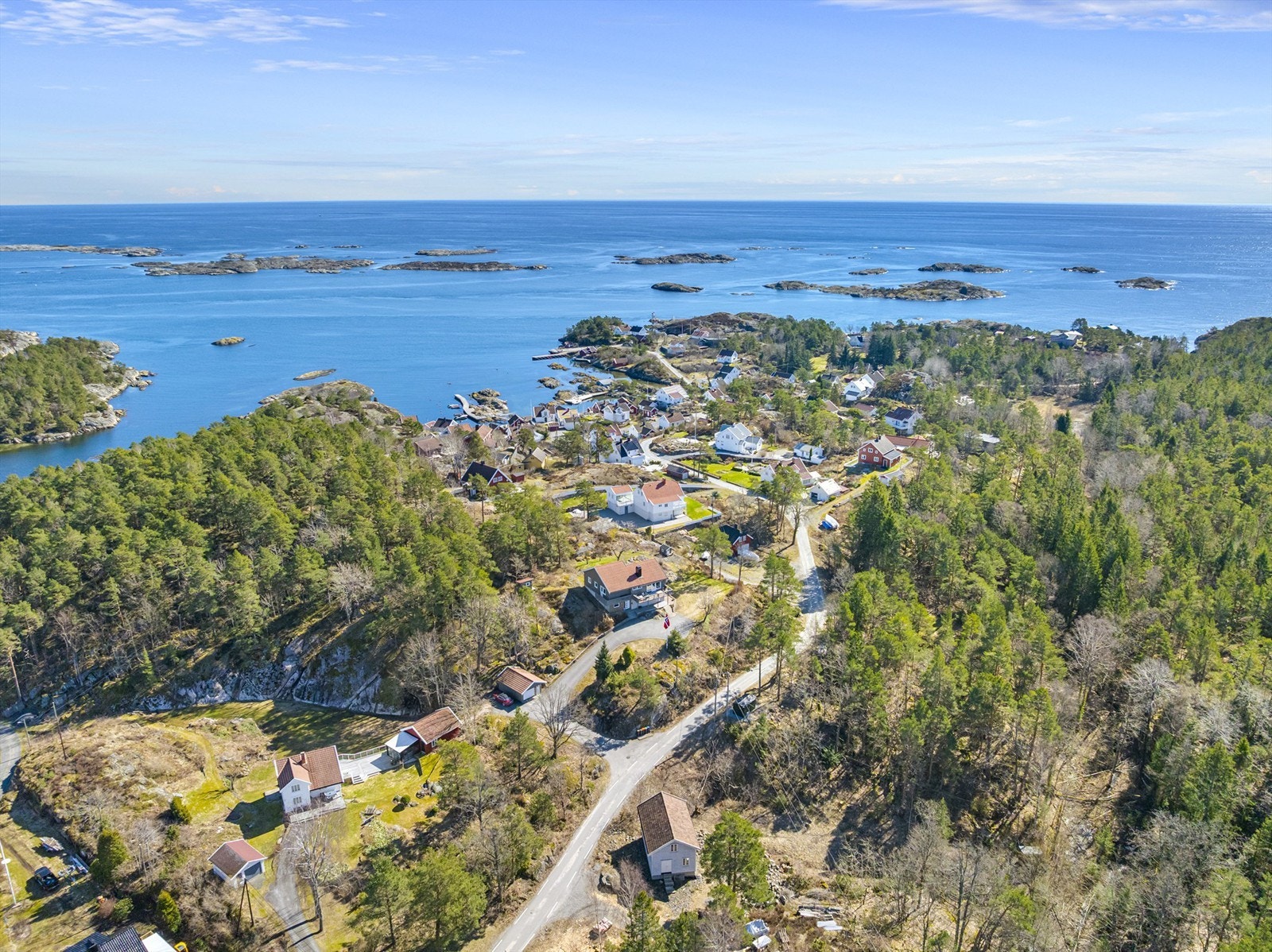 Oversiktsbilde som viser boligens plassering i det etablerte og rolige boligområdet. Galleribilde
