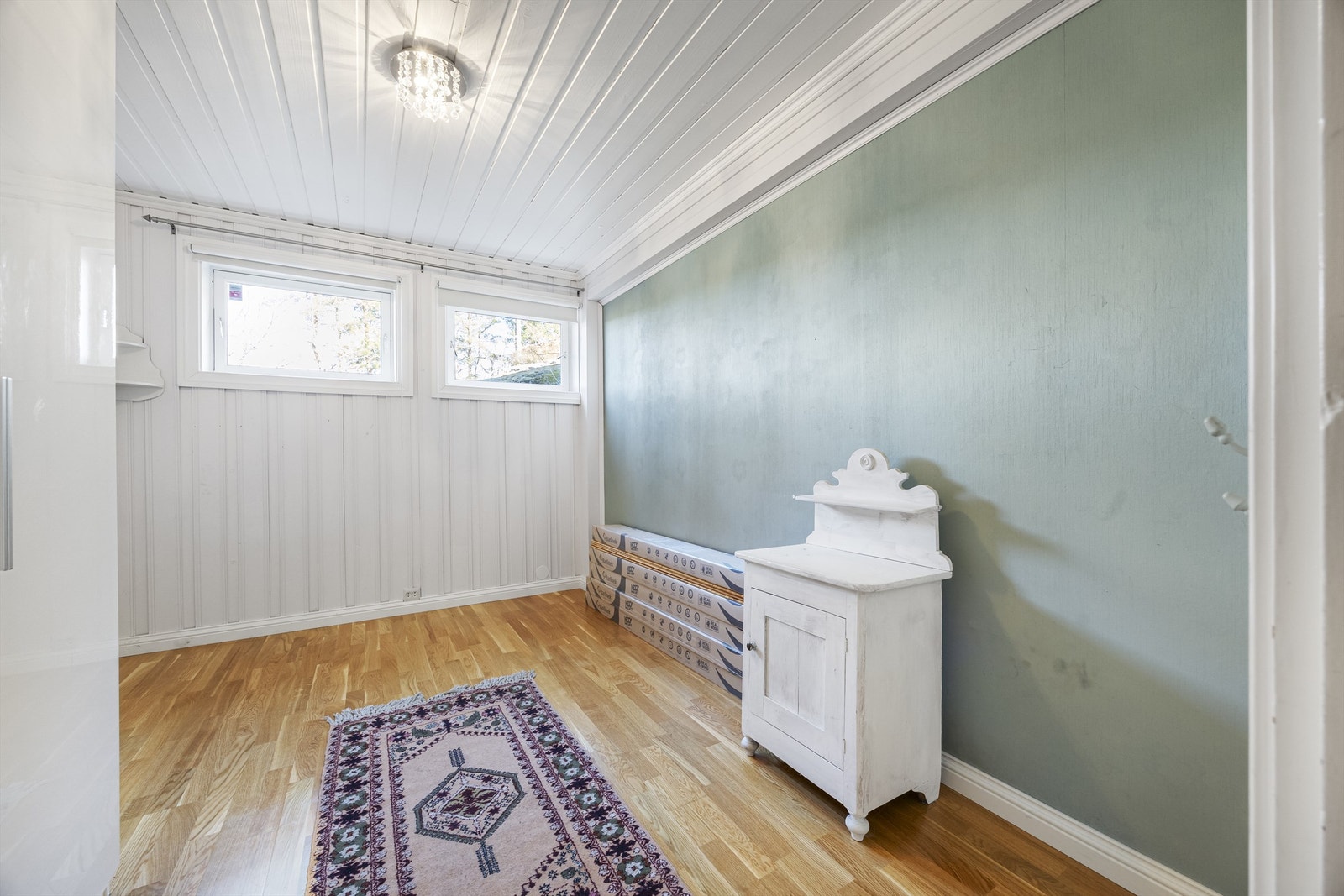 Innredet rom i underetasjen, egnet for lagring eller hobbyaktiviteter. Galleribilde