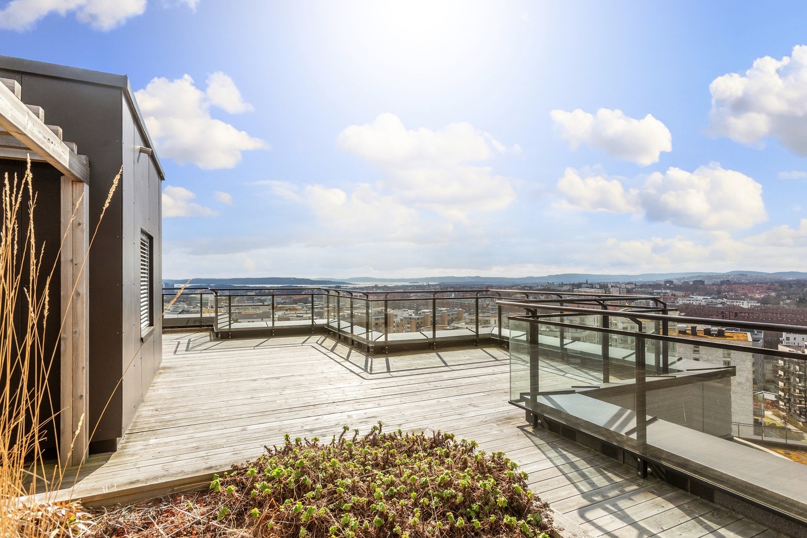 Sameiet har en stor felles takterrasse med flott utsyn og fantastiske solforhold. Galleribilde