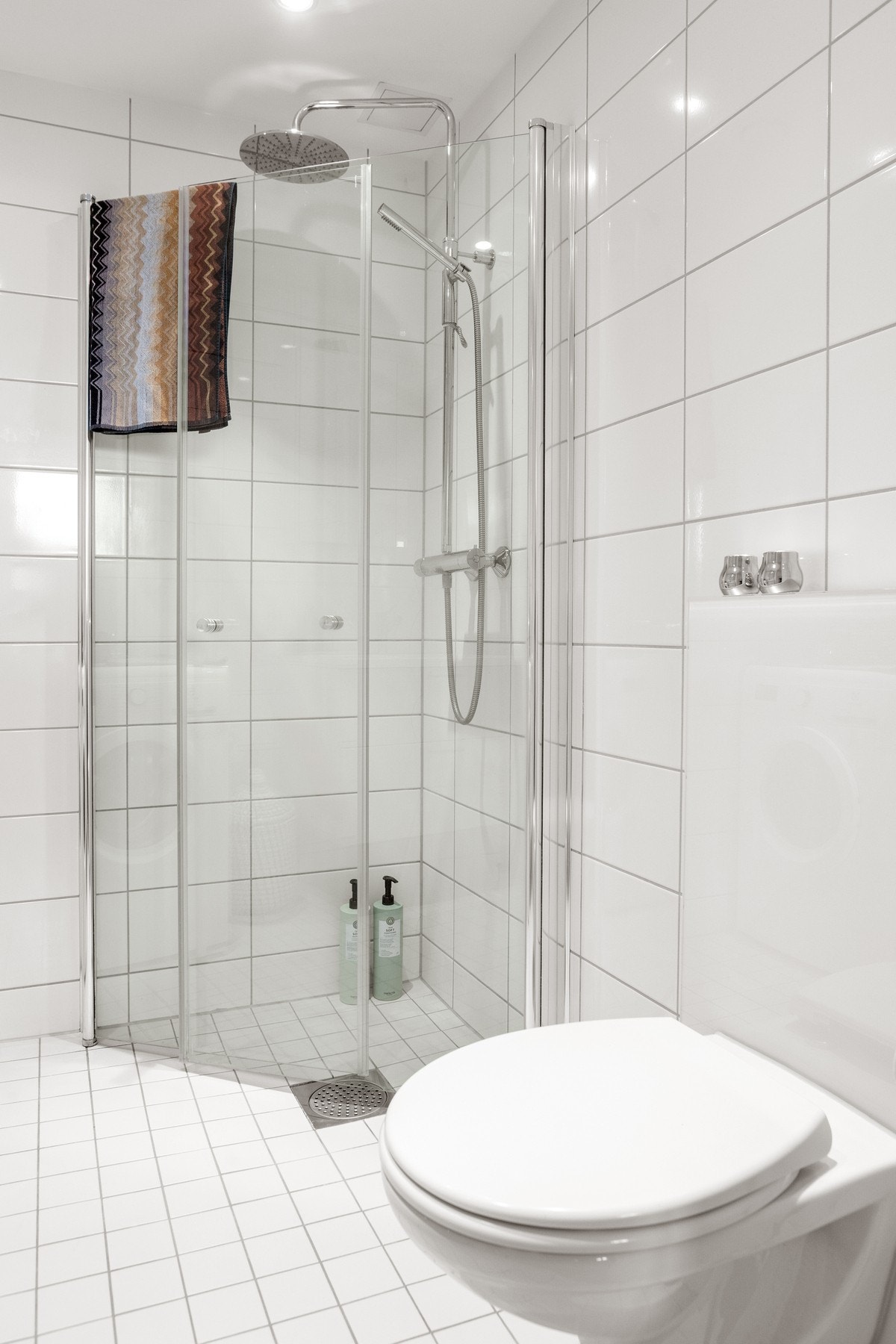 Senket himling med innfelte downlights, avtrekk tilknyttet balansert ventilasjonsanlegg samt vannbåren gulvvarme koblet til fjernvarme. Galleribilde