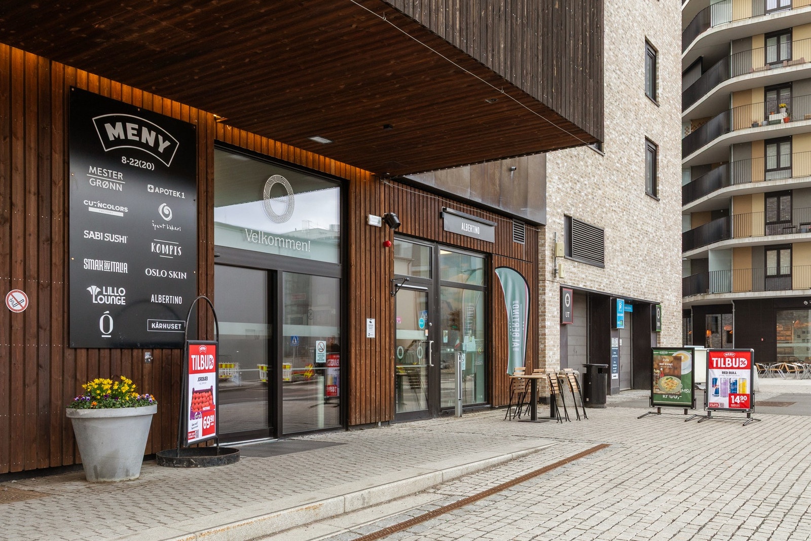 Lillo gård har også flere butikker som Meny, treningssentre (Sats, Evo og Nydalen crossfit senter kun noen hundre meter unna) og eget legesenter. Galleribilde