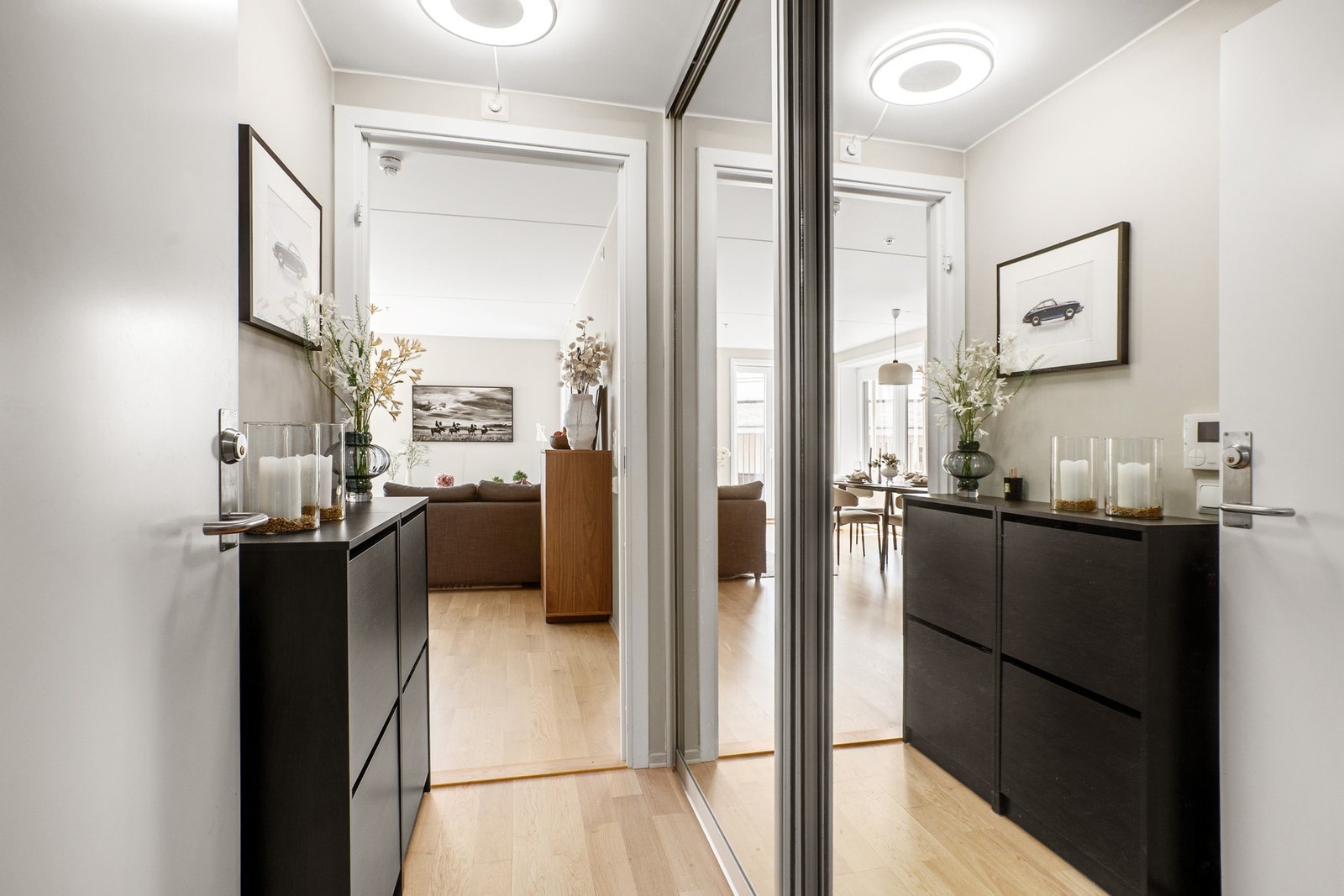 Innbydende entré med romslig skyvedørsgarderobe med speilfronter, som gir gode oppbevaringsmuligheter for yttertøy og sko. Galleribilde