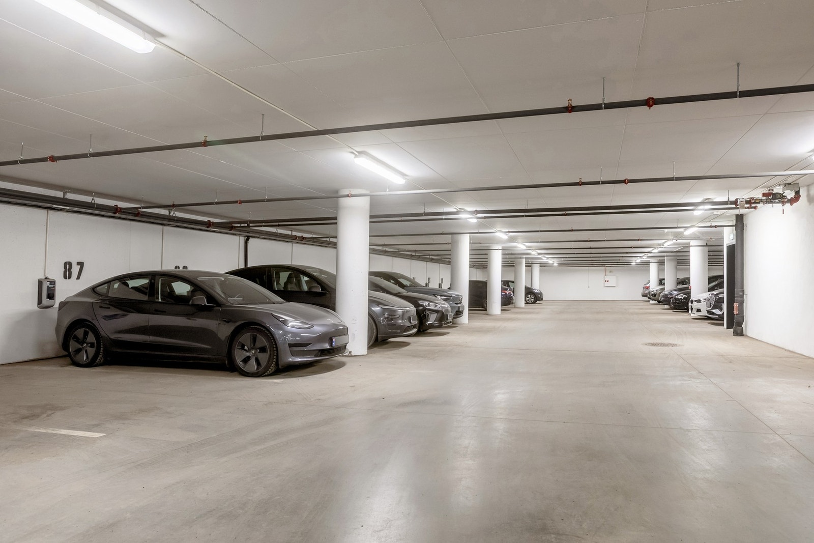 Det er tidvis mulighet for leie eller kjøp av garasjeplass i bygget. Galleribilde