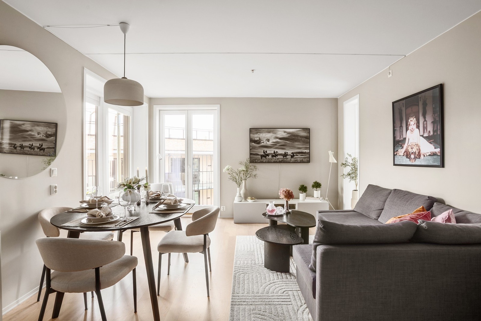 Flott stue med god plass til både sofa- og spisegruppe. Galleribilde