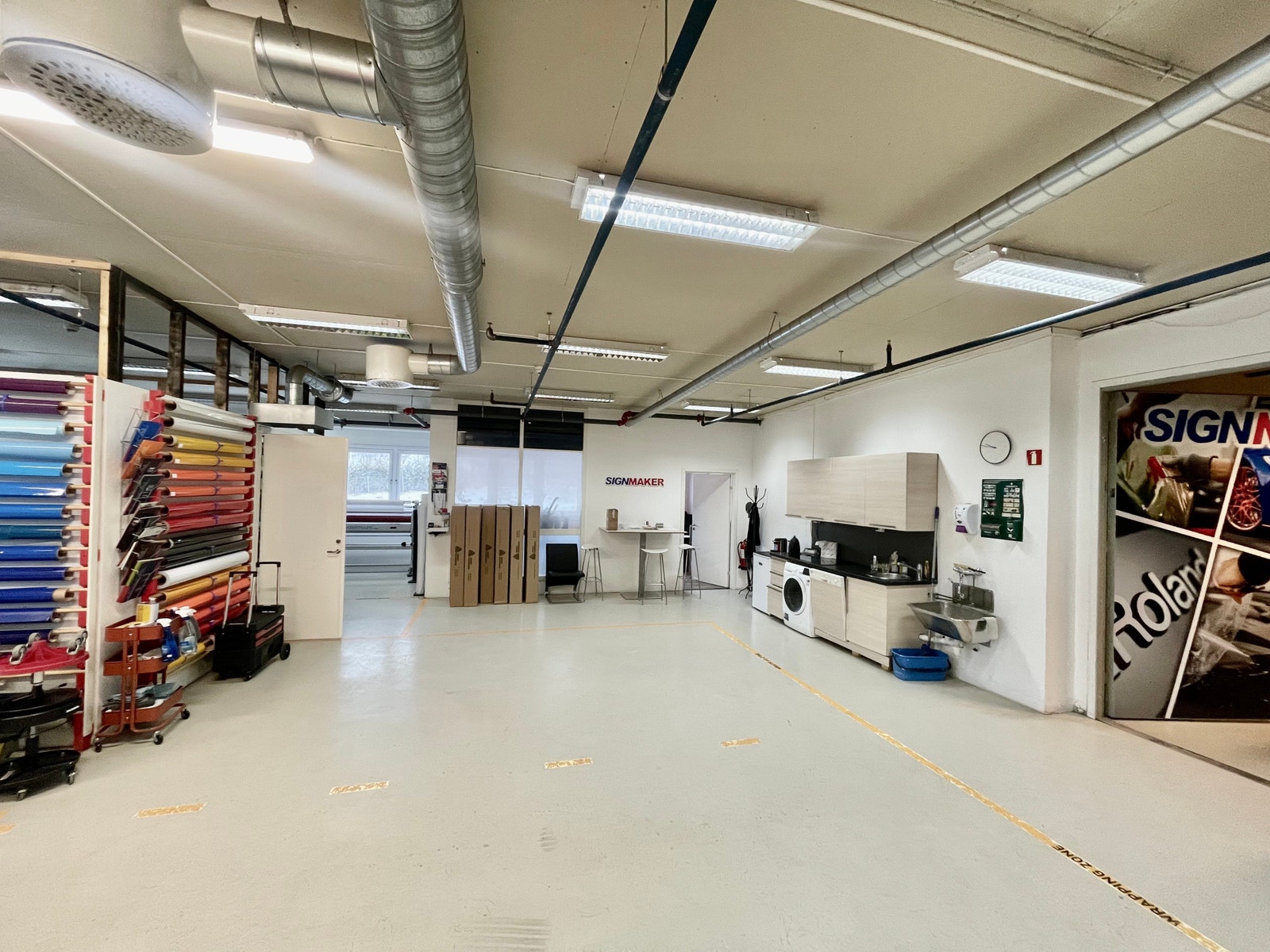 Åpent og lyst lokale med muligheter for produksjon, lager og kontor. Mini-kjøkken. Galleribilde