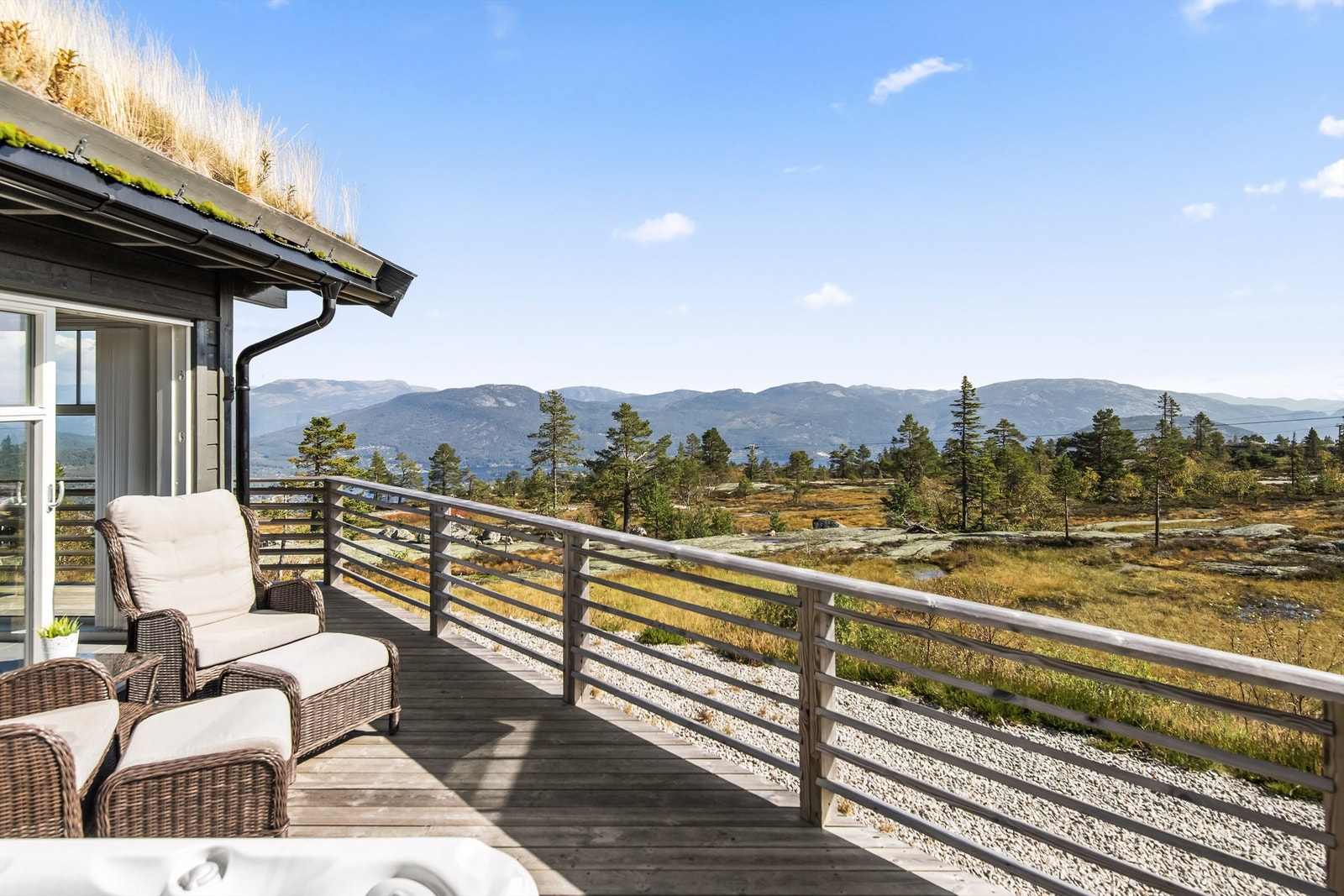 Solrik og lun uteplass med jacuzzi. Galleribilde