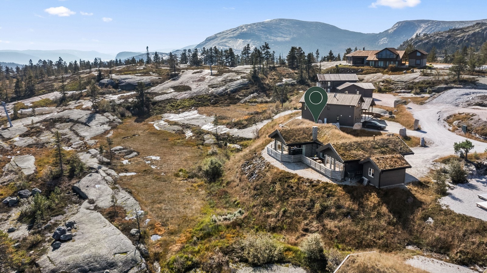 Velkommen til Ramnvegen 27 i Vrådal. Her har du direkte adkomst til alpinanlegg, skiløyper og flotte turområder rett utenfor døren! Galleribilde