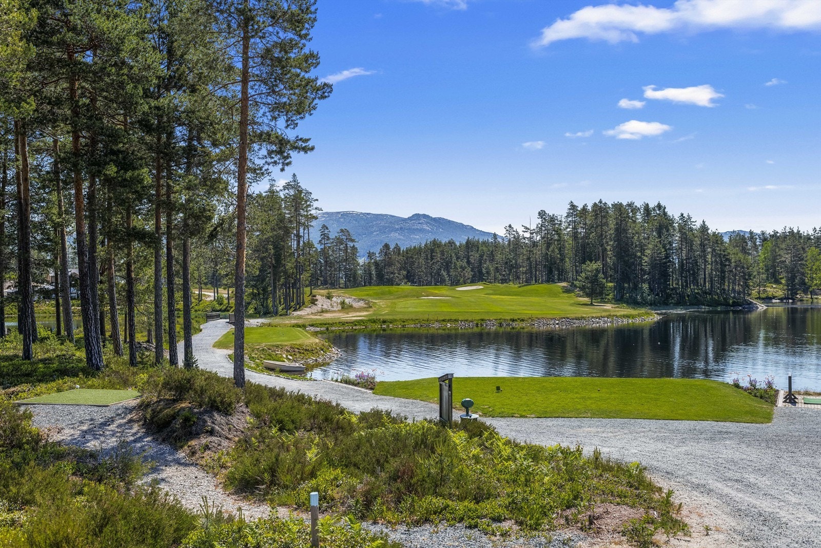 Golfbanen er blitt et populært samlingspunkt for hytteeierne - og turistene. Galleribilde