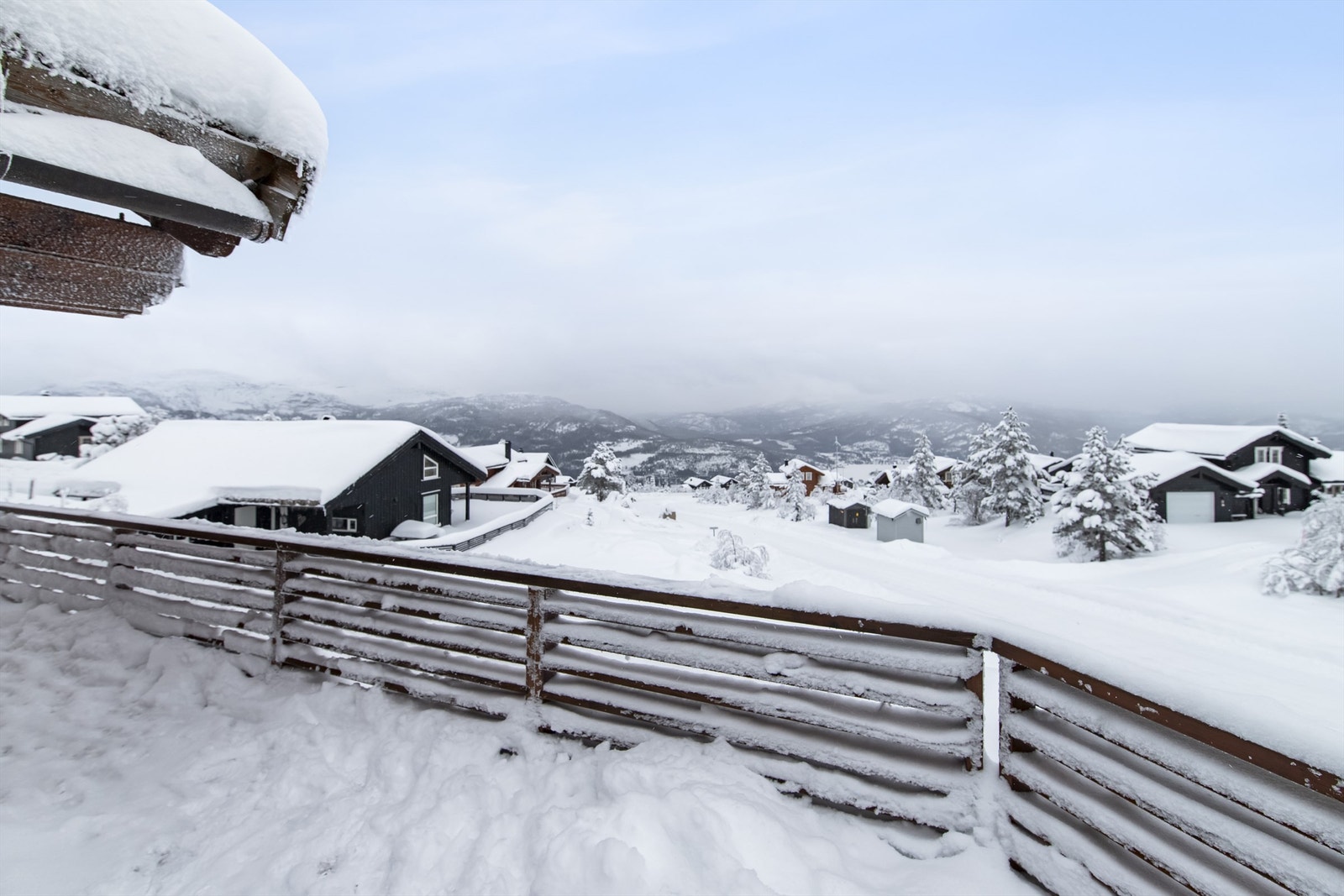 Hytten ligger fint i terrenget uten innsyn Galleribilde