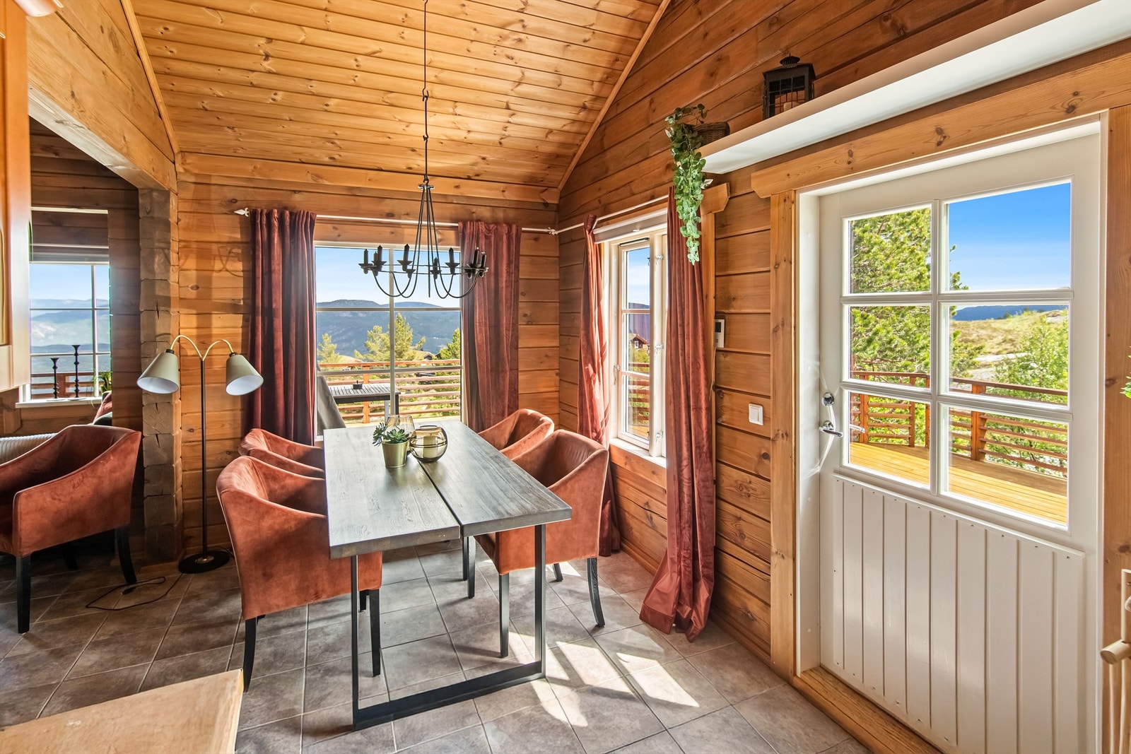 Stuen har en fin og praktisk planløsning med alt på ett plan. Stue og kjøkken er åpent, men likevel noe adskilt Galleribilde