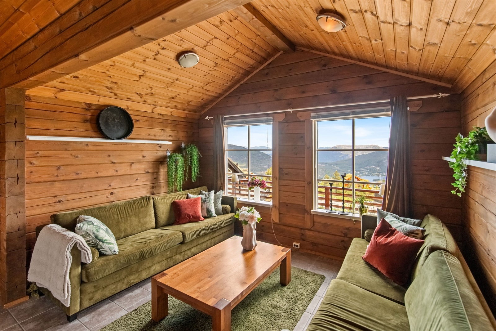 Stuen har god plass til både kjøkkenbord og sofaer, slik som her Galleribilde