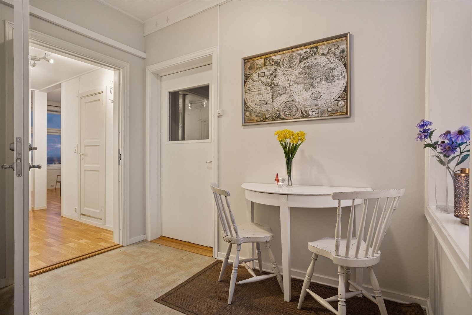 Ut fra leiligheten er det en hyggelig gang som kan benyttes av beboerne. Galleribilde