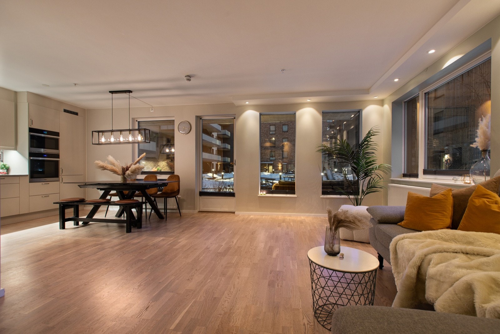 Stuen har downlights som gir optimal belysning og en fin effekt i rommet. Galleribilde