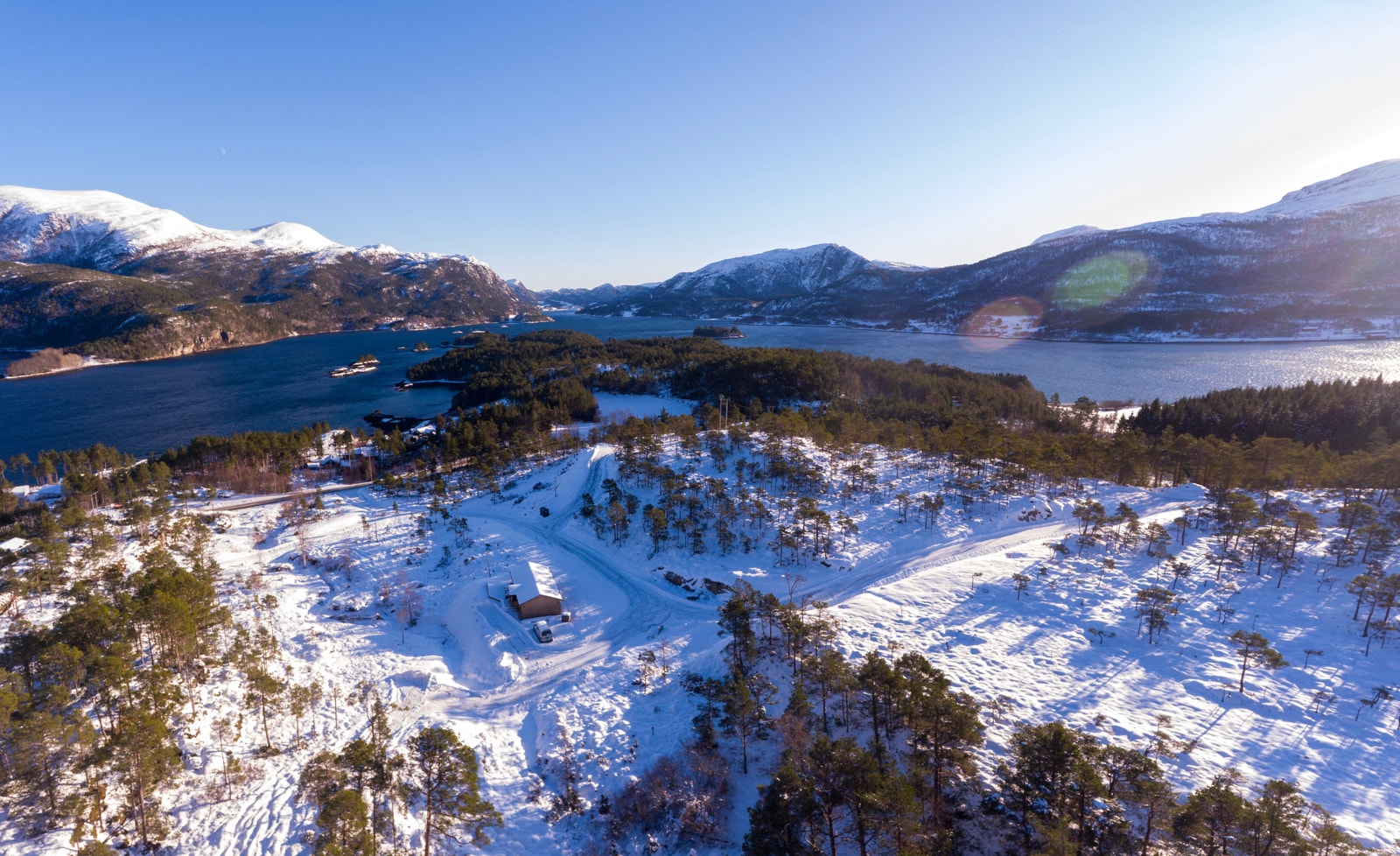 Romundset hytteområde ligger vakkert og solrikt til på Skarsøya i Aure kommune Galleribilde