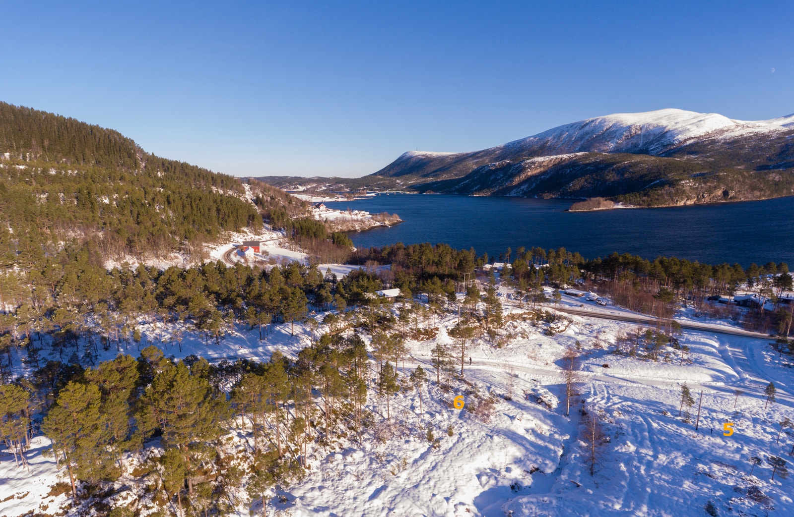 Området ligger vakkert og solrikt til på Skarsøya i Aure kommune Galleribilde
