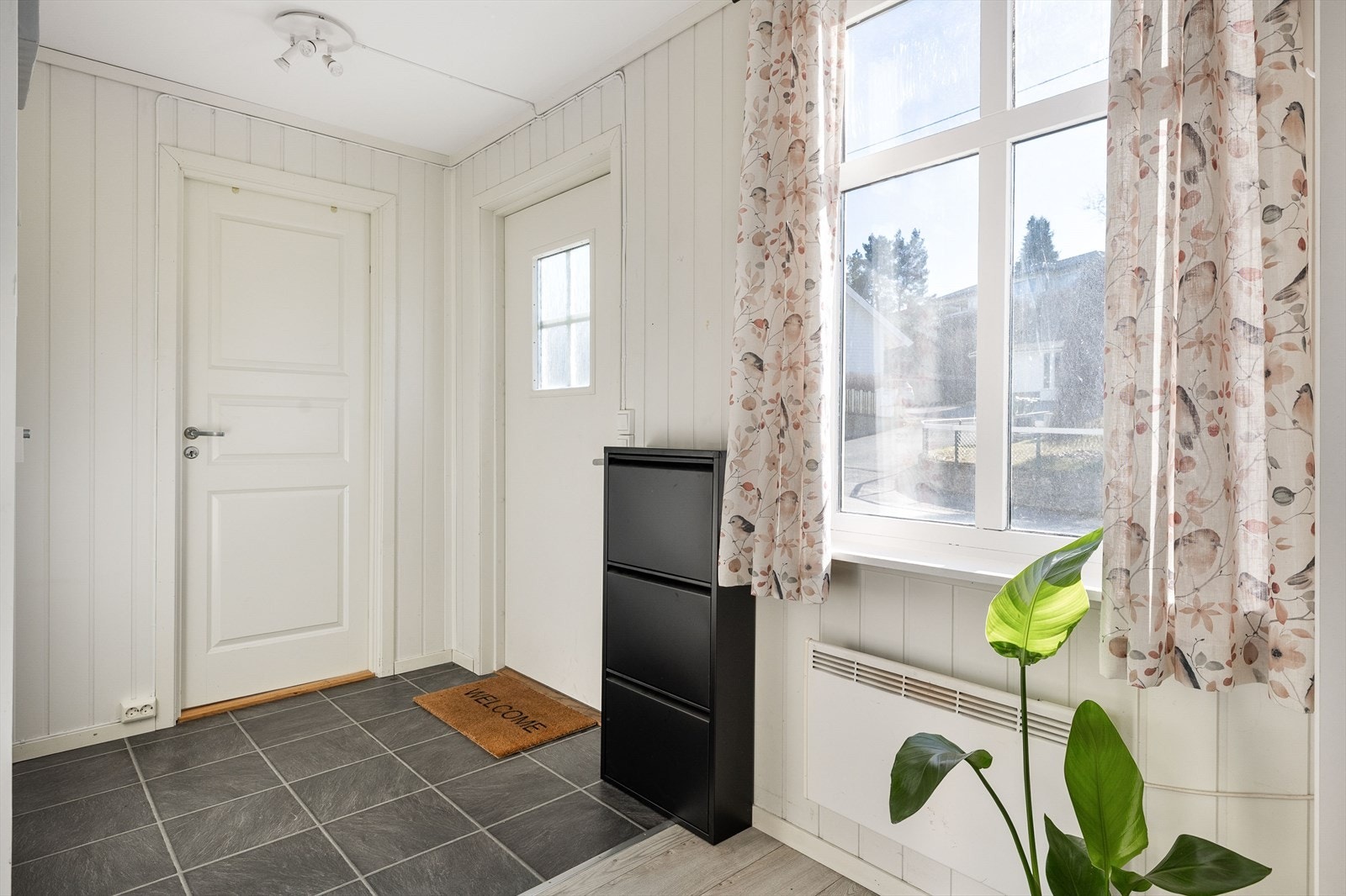 Det gjøres oppmerksom på at leilighet 1 er byggemeldt som næringslokale. Se salgsoppgaven for nærmere informasjon. Galleribilde