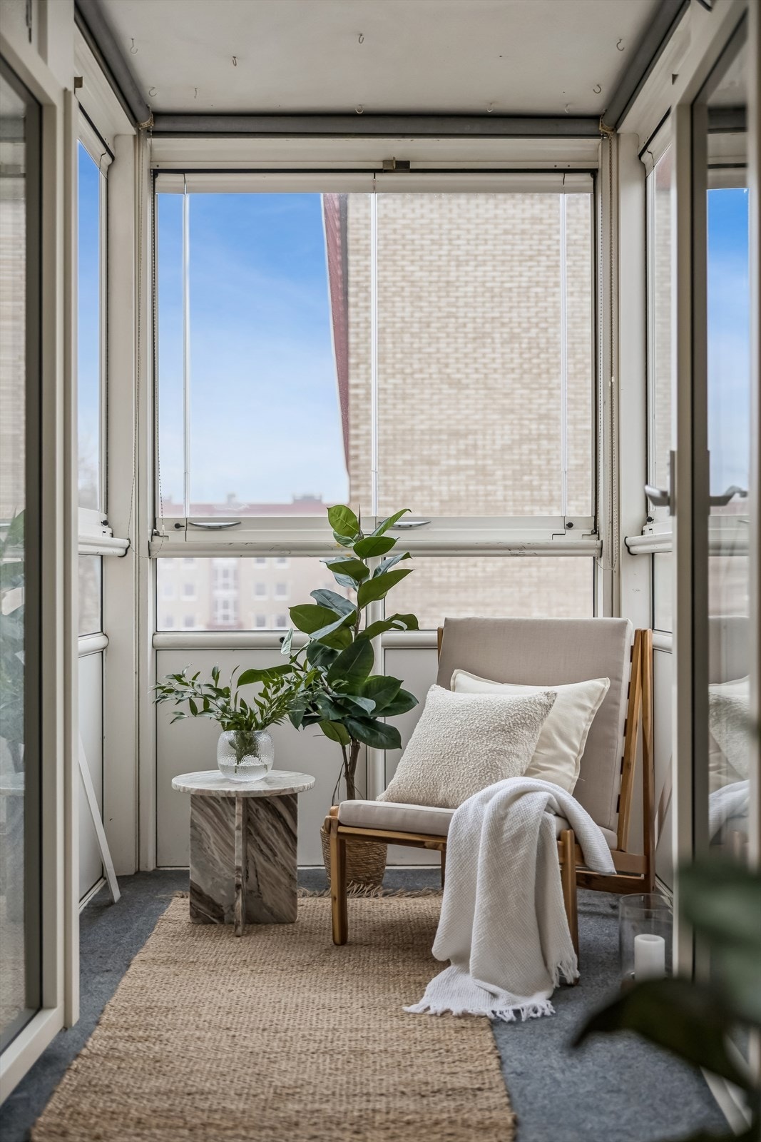 Den innglassede balkongen på 3.8 m² fungerer som et ekstra rom store deler av året. Galleribilde