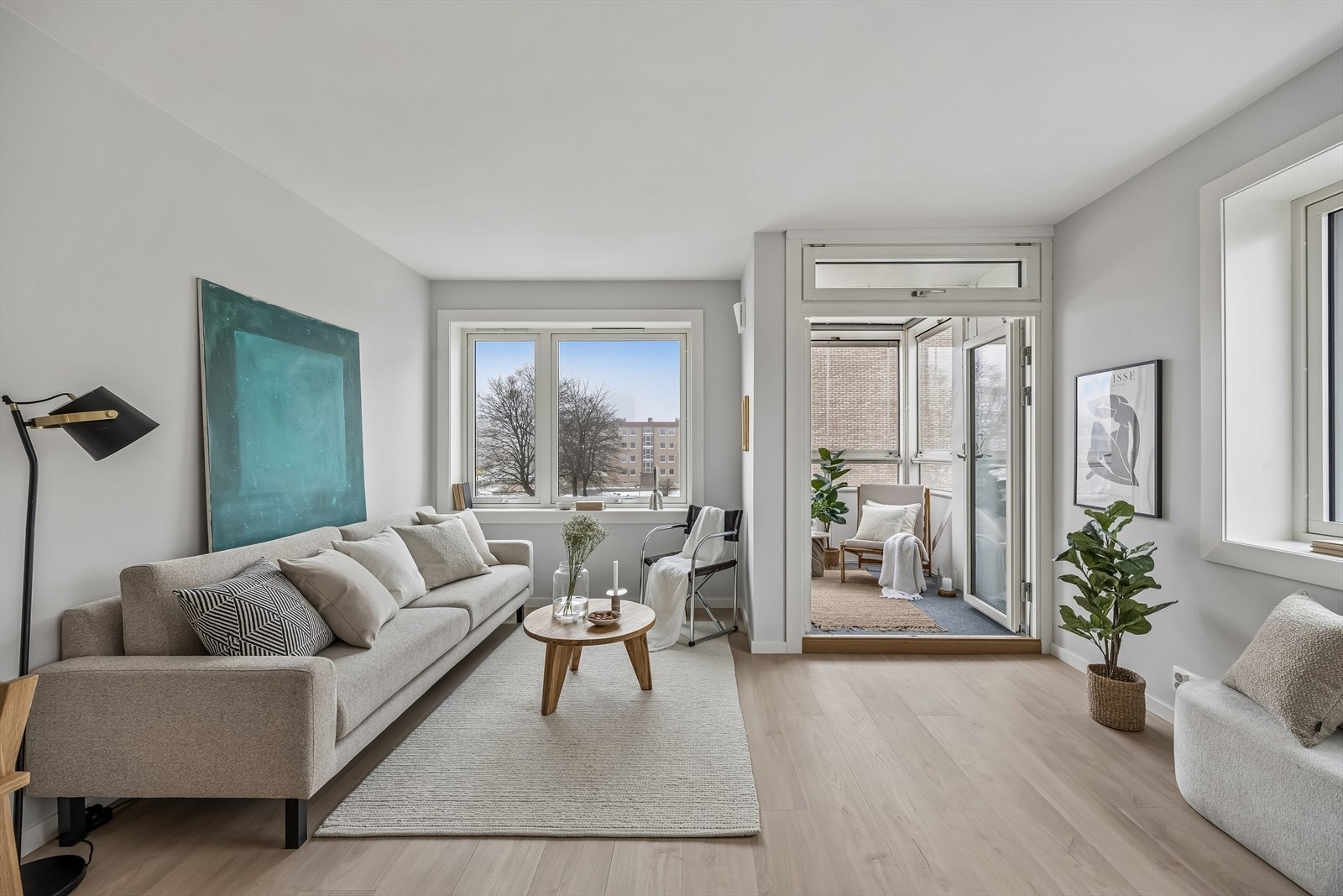 Vinduene i leiligheten ble skiftet i 2022 og har isolerglass med karmer av tre. Galleribilde