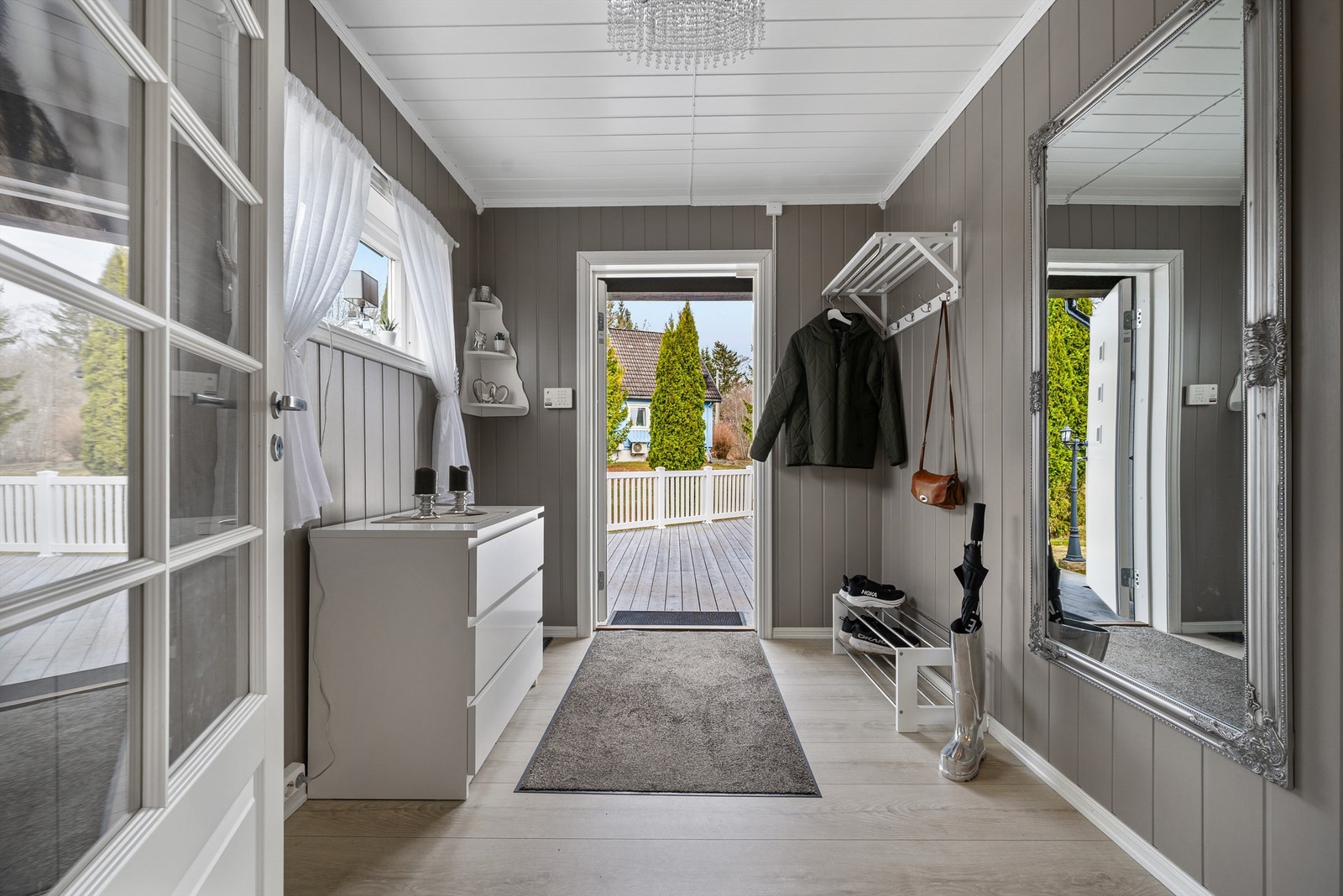 Velkommen inn til en hyggelig entré med gulvvarme Galleribilde