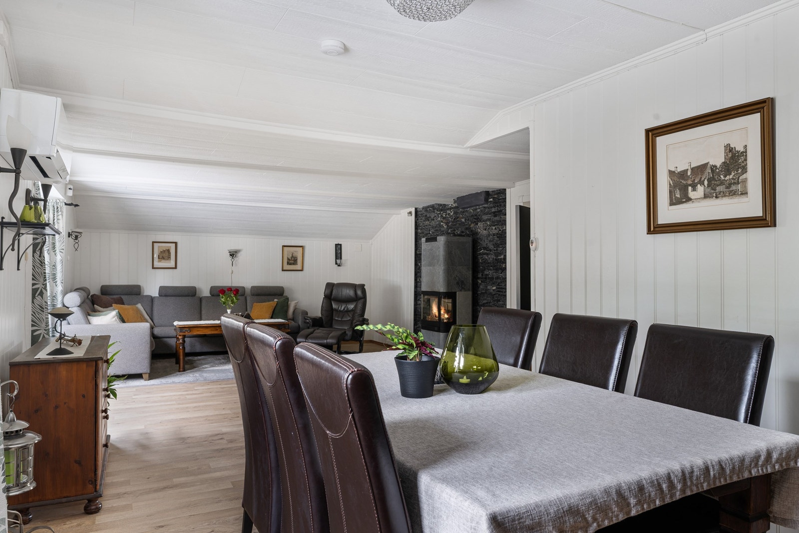 Videre inn i stuen har man plass til spisebord til middagen Galleribilde