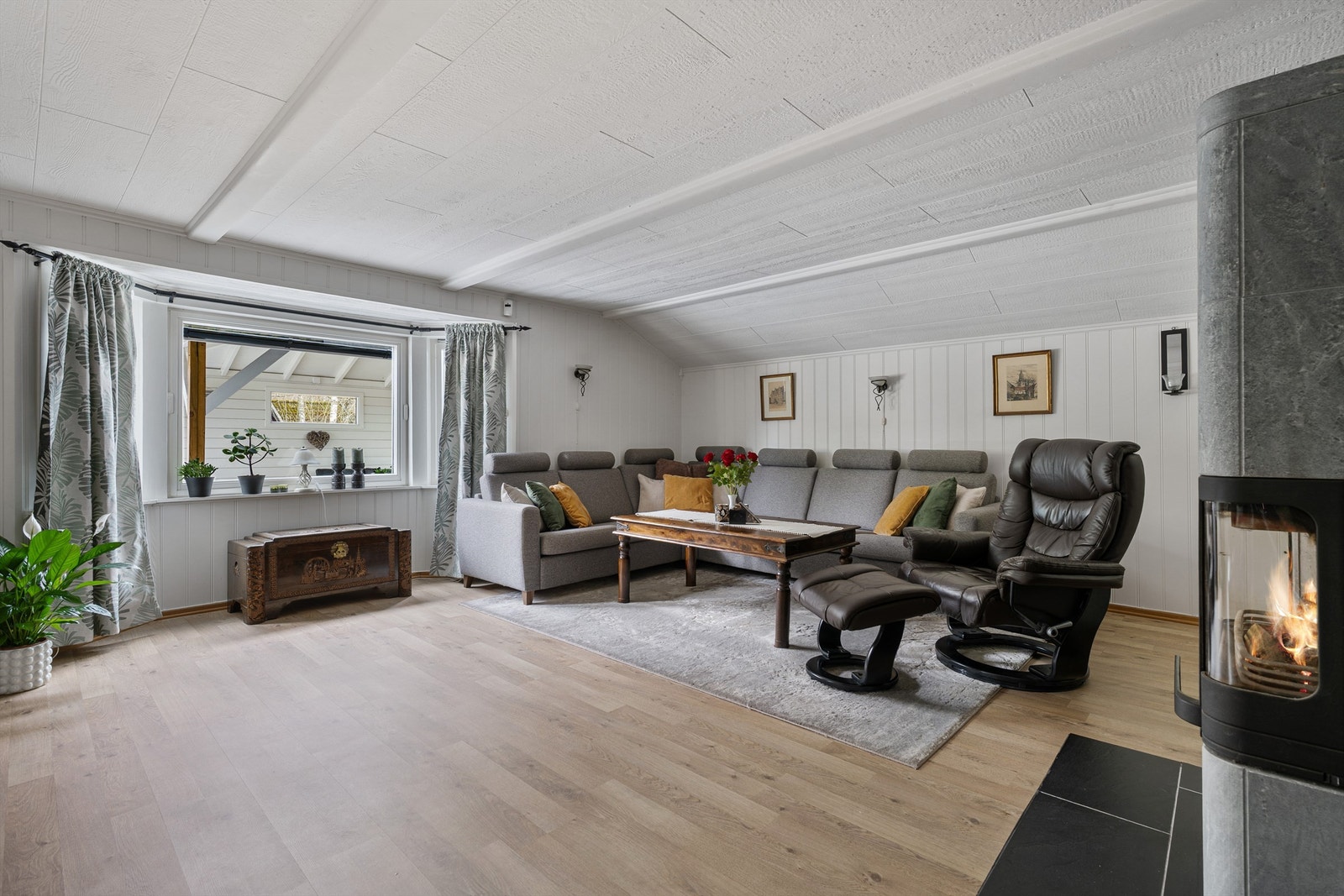 Stuen har mye plass til sofagruppe og sittegrupper. Galleribilde
