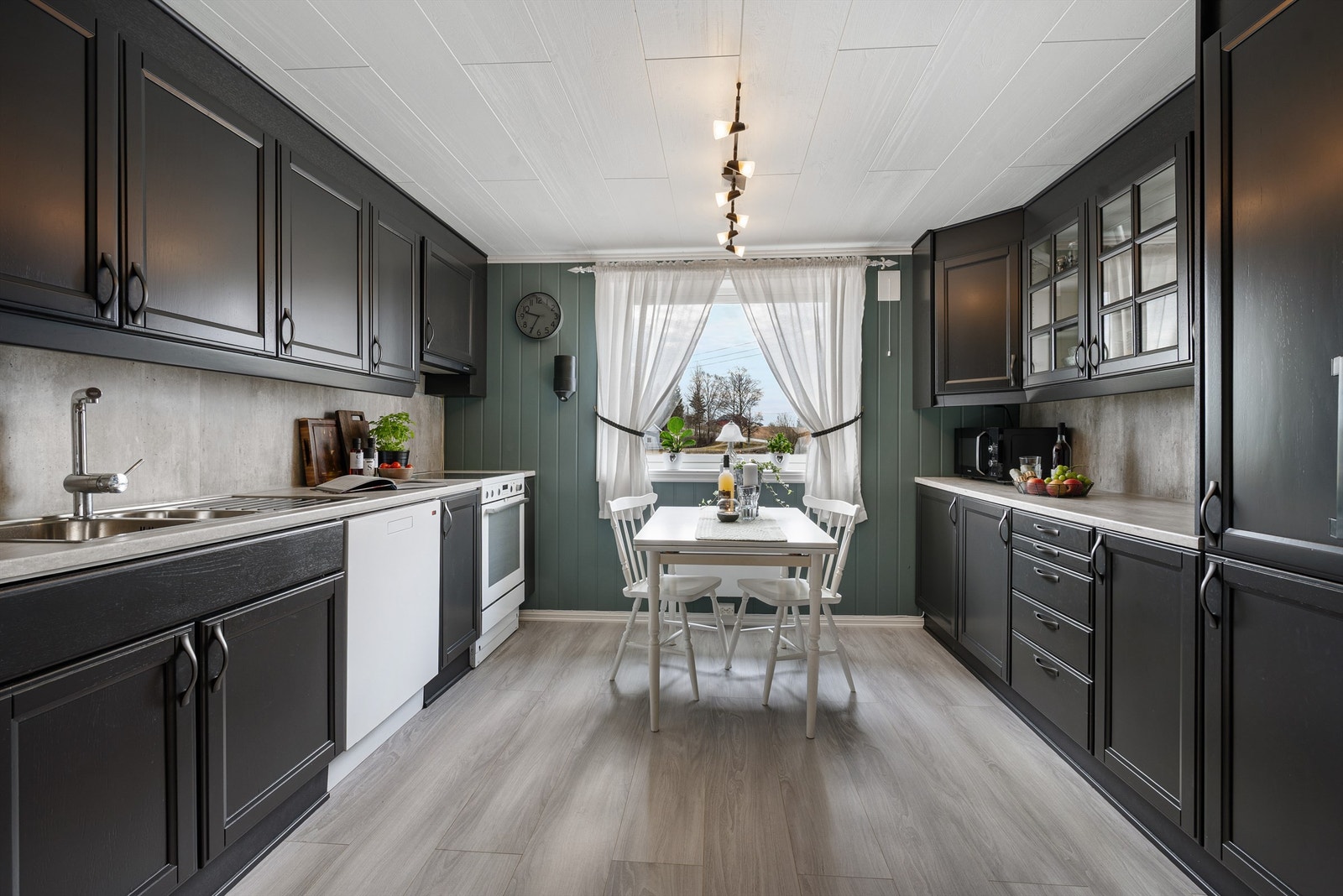 Romslig kjøkken med god plass og gode muligheter. Kjøkken med profilerte fronter og overskap med belysning under, samt ventilator tilkoblet avtrekkskanal. Galleribilde