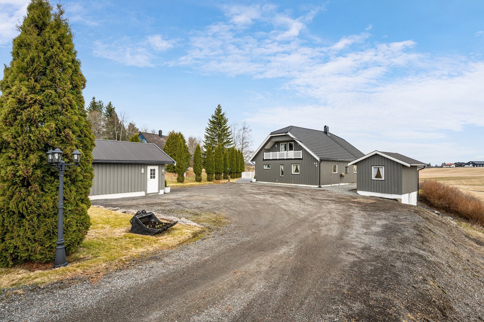 Eiendommen har enebolig, garasje og uthus. Galleribilde