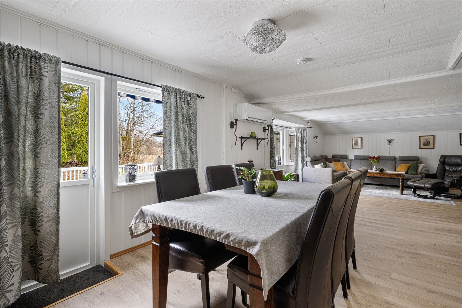 Fra spisestuen har man adkomst ut til boligens terrasse. Galleribilde