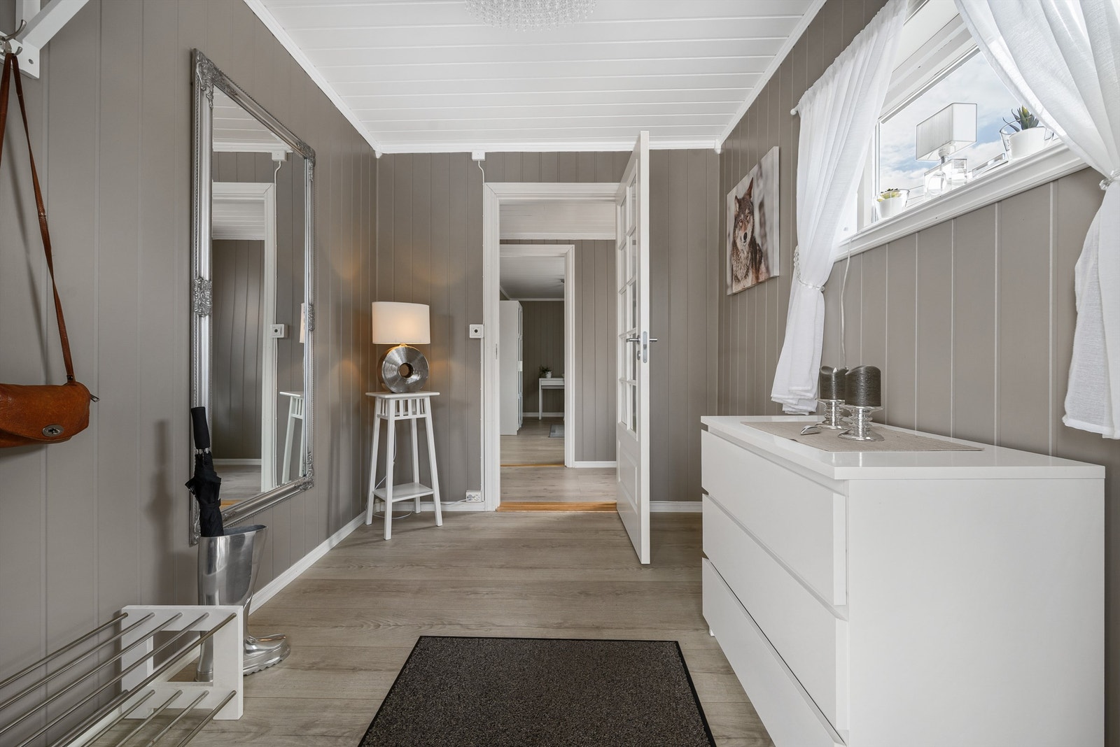I entreen er det god plass til oppbevaring og garderobeløsninger Galleribilde