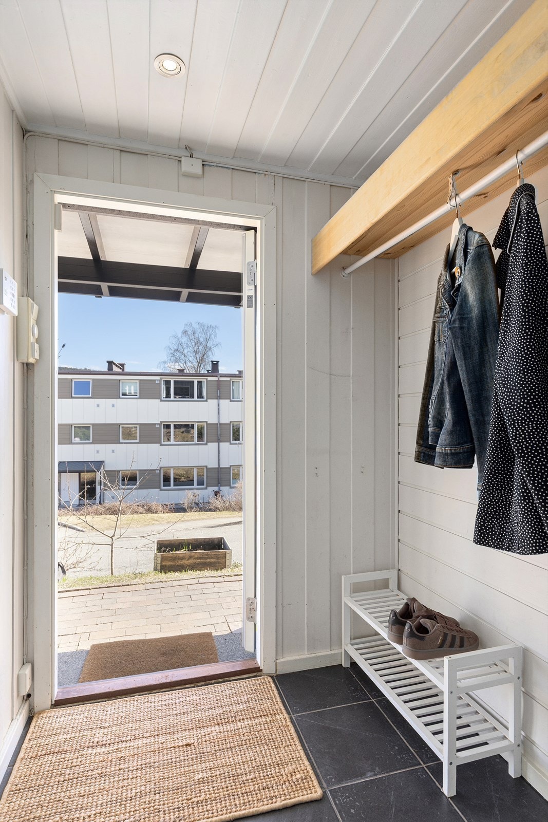 Entréen har flislagt gulv med gulvvarme Galleribilde