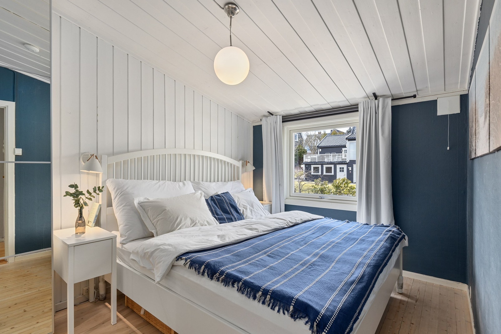 Hovedsoverom med plass til dobbeltseng og nattbord på hver side Galleribilde