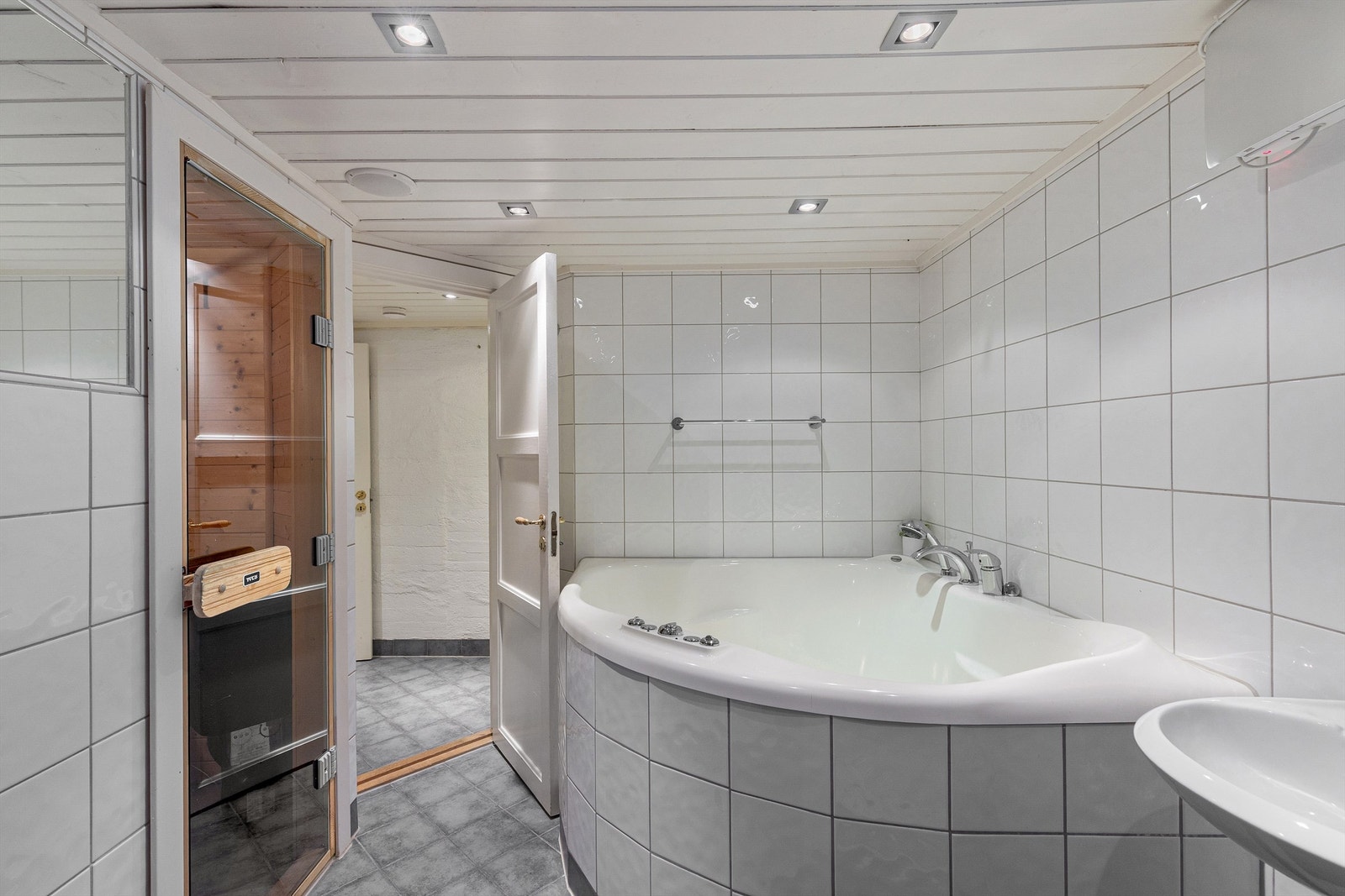 Rommet er innredet med vegghengt toalett, stort spa-badekar, dusjhjørne og servant. Det er også tilgang til en badstue fra badet. Badet er i tilstandsrapport gitt TG3 som en helhetsvurdering. Se rapport for mer info. Galleribilde