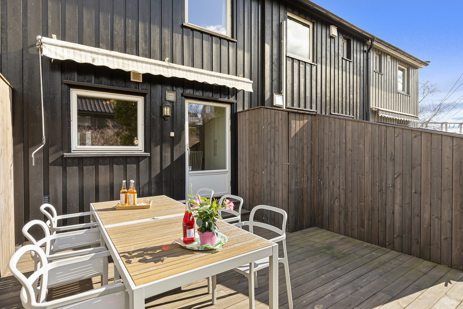 Her er det god plass til utemøblement og grill, og en flott plass å invitere til sosiale sammenkomster sommerstid Galleribilde