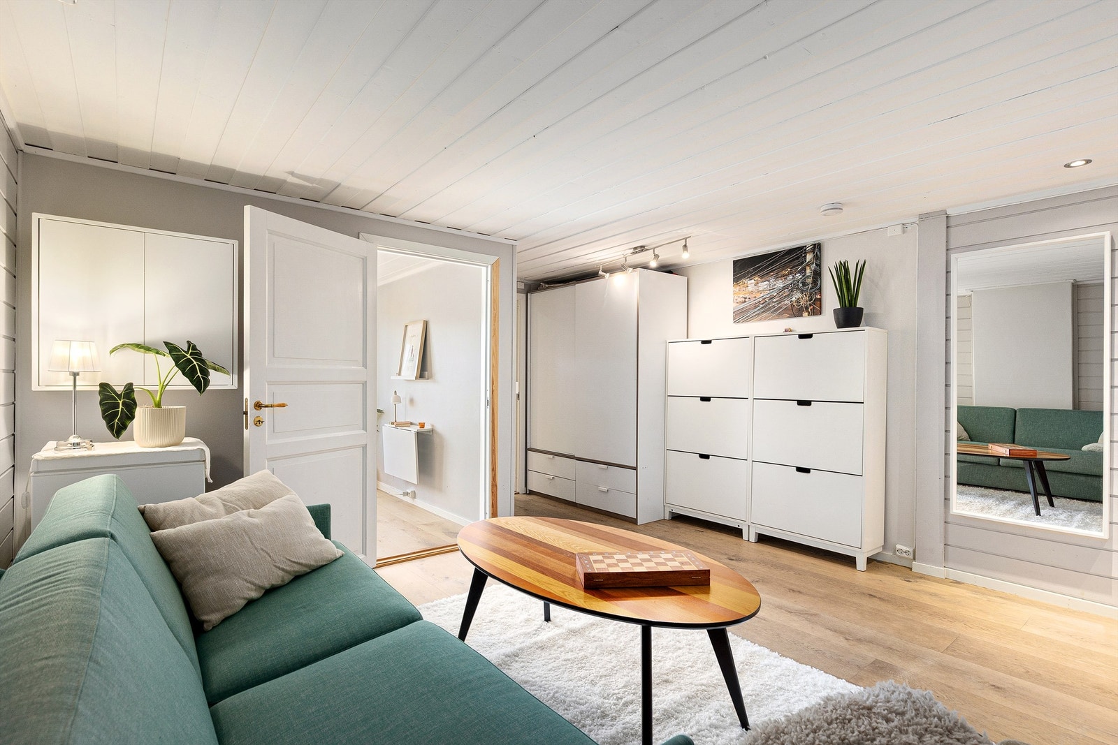 Fra entréen er det videre adkomst til en romslig hall med ekstra plass til yttertøy i garderoseskap og skohyller Galleribilde