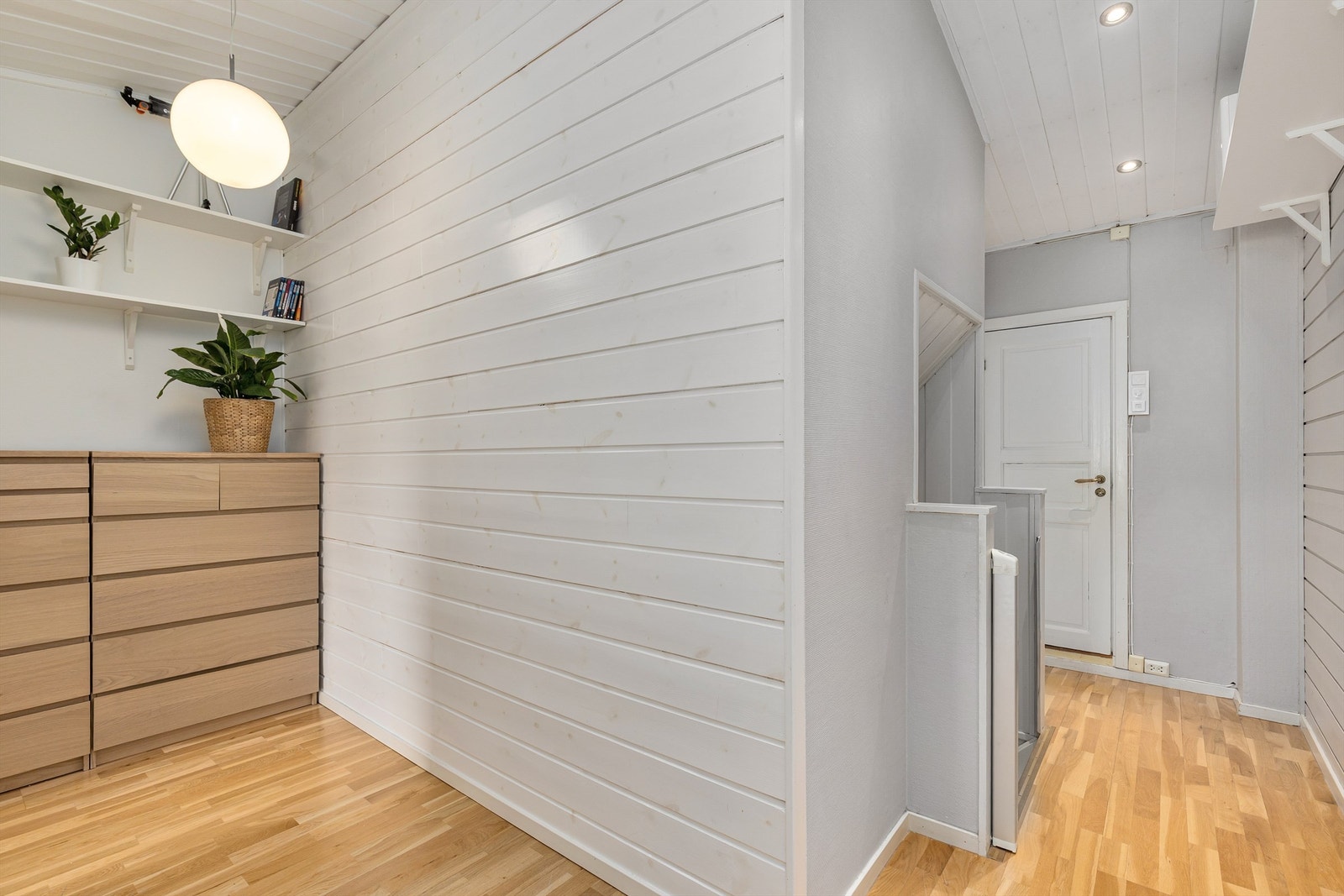 Det er god plass til ekstra oppbevaringsmøblement som kommode eller garderobeskap om ønskelig Galleribilde