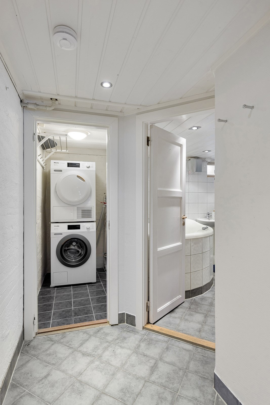 Vegg i vegg med badet ligger et vaskerom Galleribilde