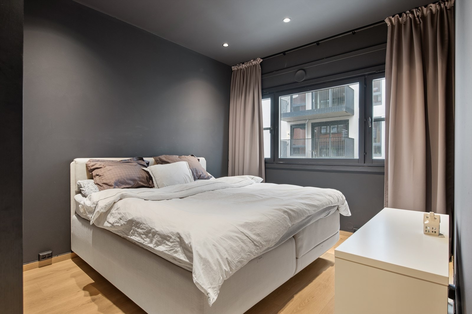 God plass til dobbeltseng på hovedsoverommet. Galleribilde