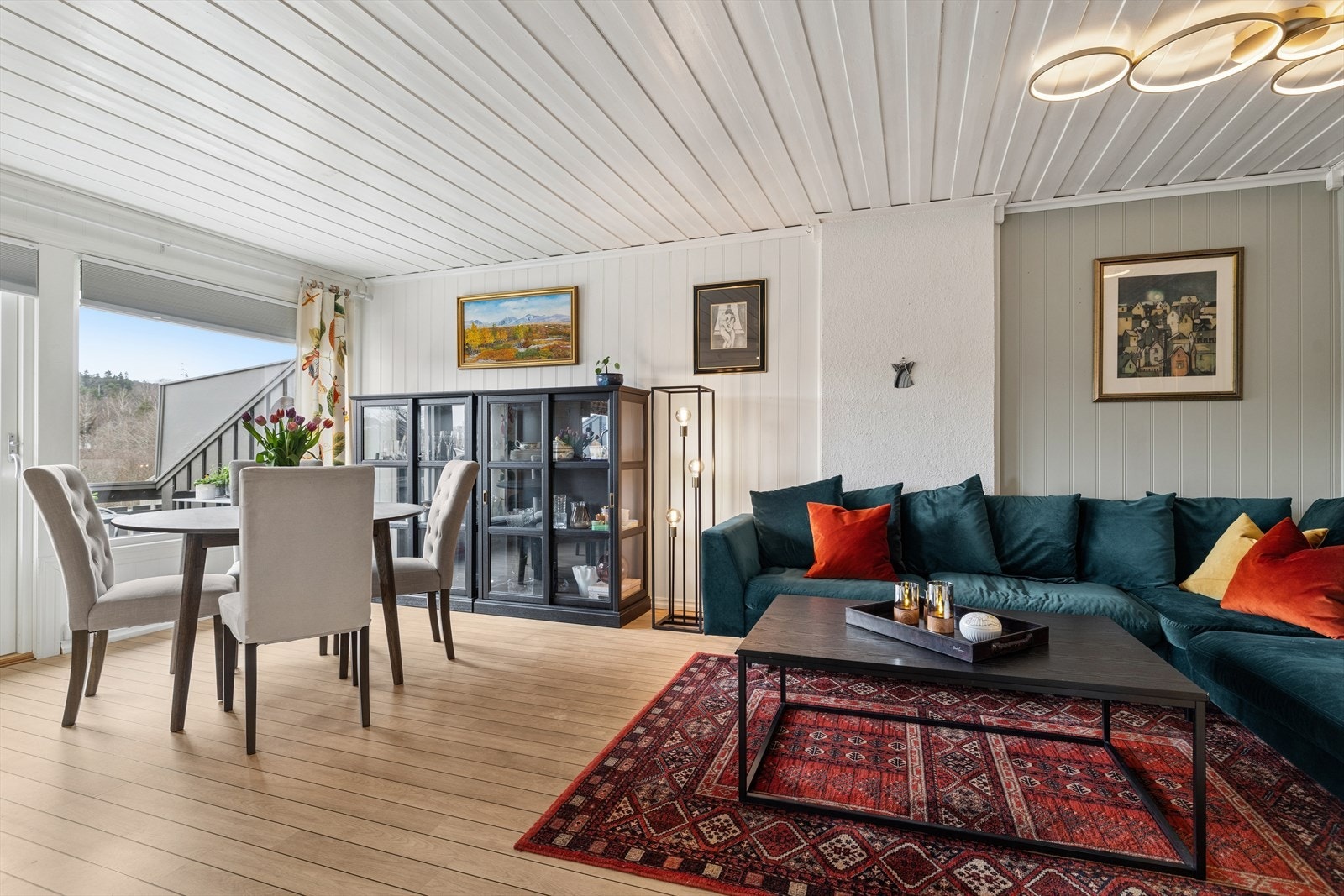 Lyse farger og fine kombinasjoner. God plass til sofagruppe og tv-møblement. Galleribilde