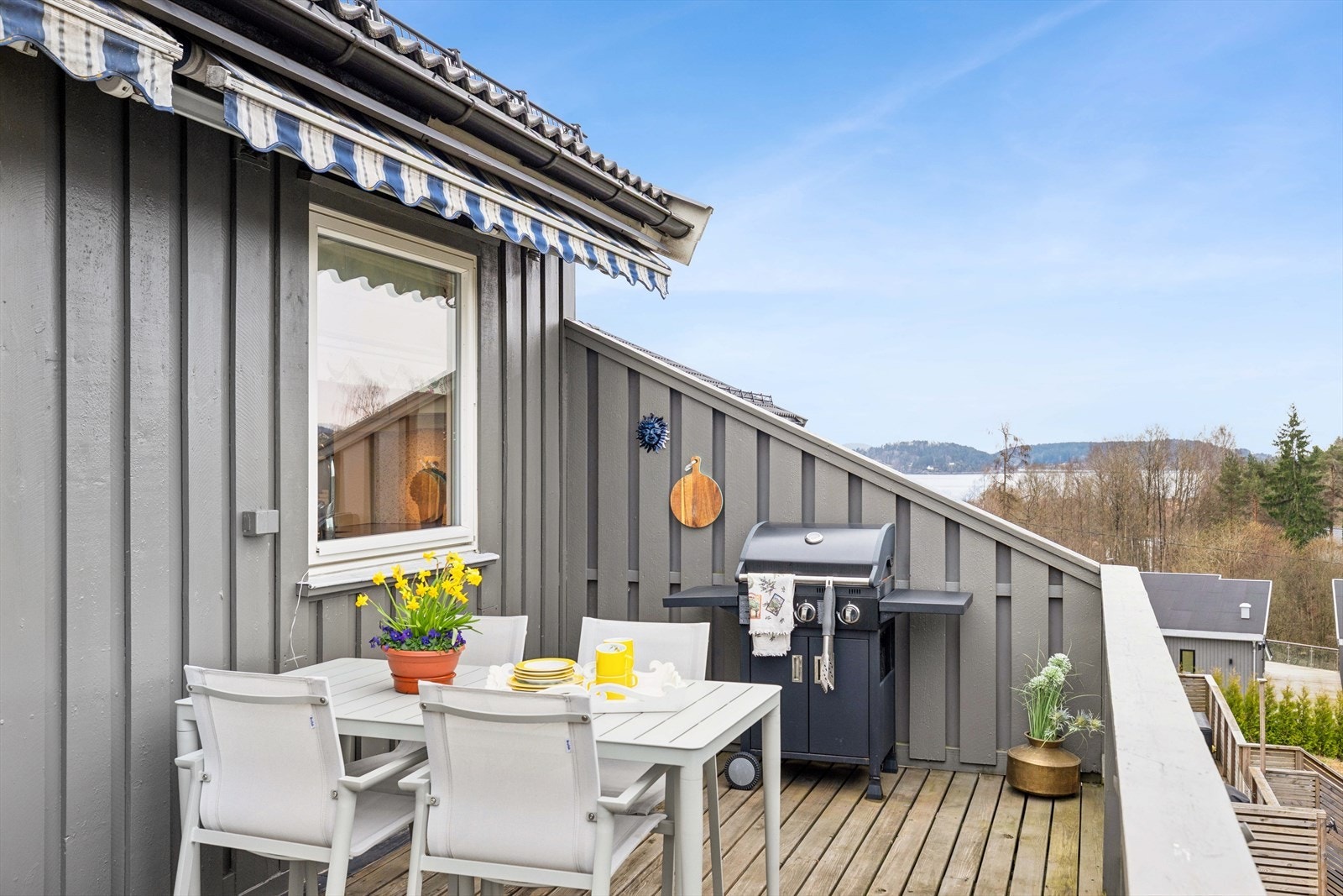 God plass til hagemøbler og grillutstyr. Galleribilde