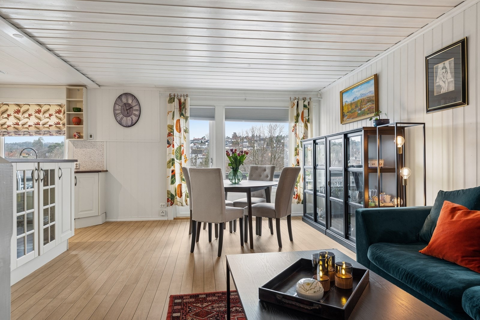 Fin og romslig stue med store vindusflater som gir godt med lysinnslipp. Galleribilde
