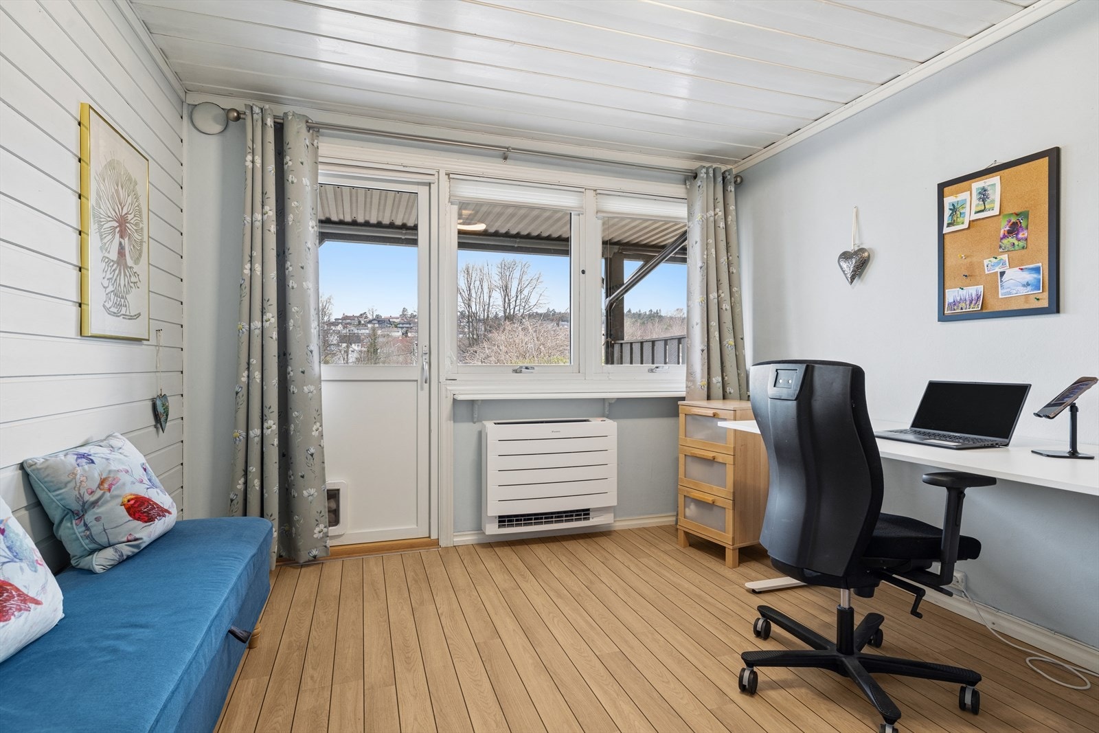 Herav ett med varmepumpe og utgang til terrasse. Galleribilde