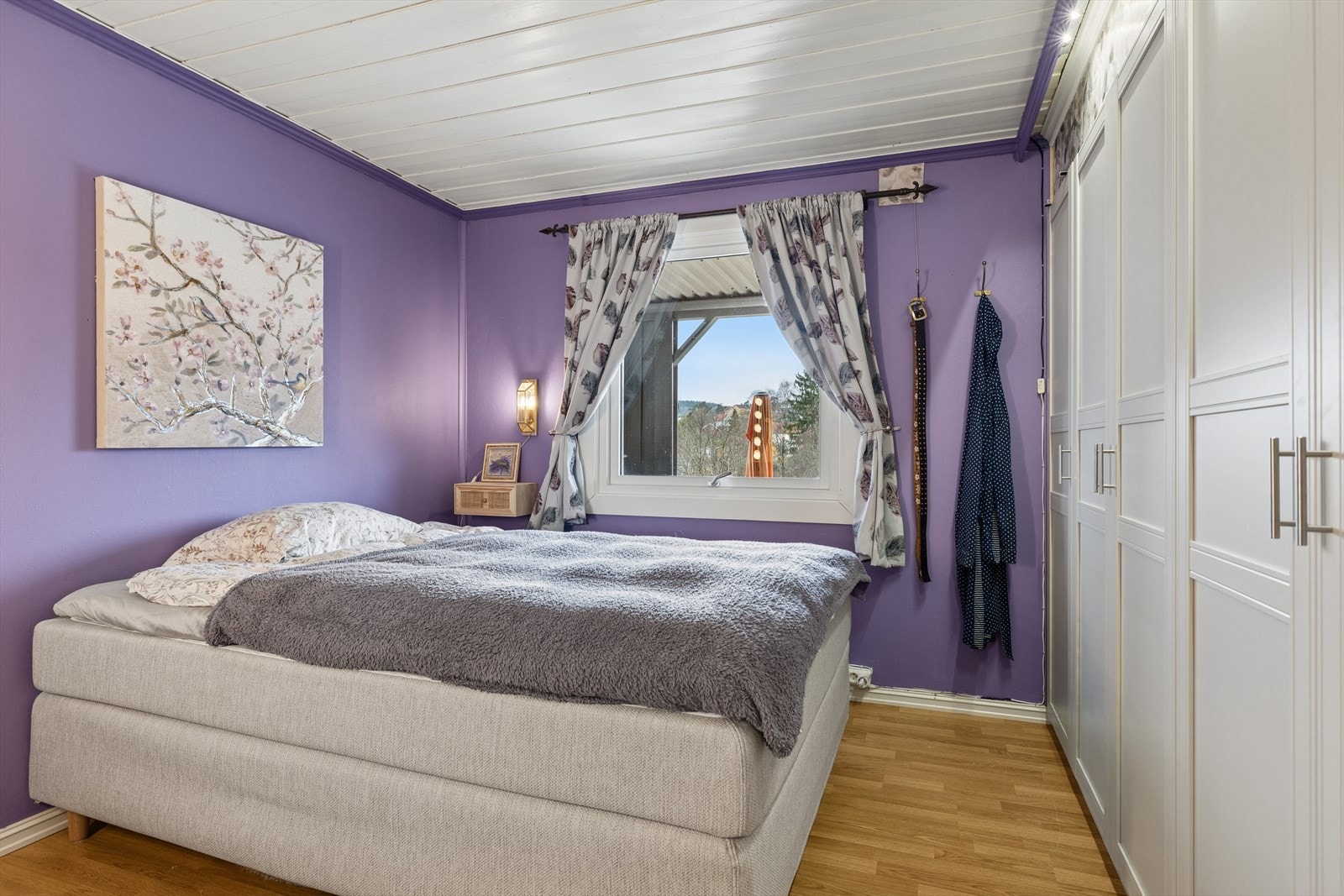 2 soverom. Hovedsoverom med plassbygd garderobeskap med nye fronter fra IKEA. Galleribilde