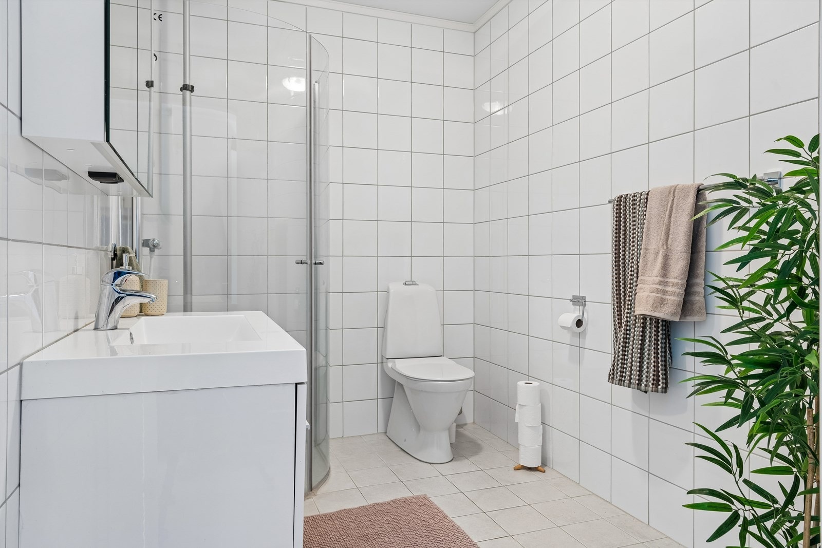 Boligens ene bad er tilknyttet ett av soverommene og er flislagt med vannbåren gulvvarme. Galleribilde